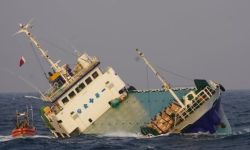 أميركا تنقذ سفينة إيرانية من الغرق